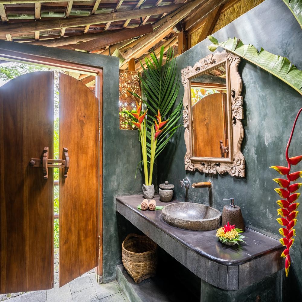 Baño inspirador con detalles de madera y decoración tropical