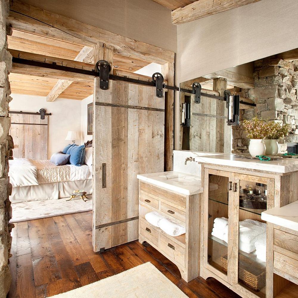 Baño granero con puerta corredera de madera y acentos de madera oscura