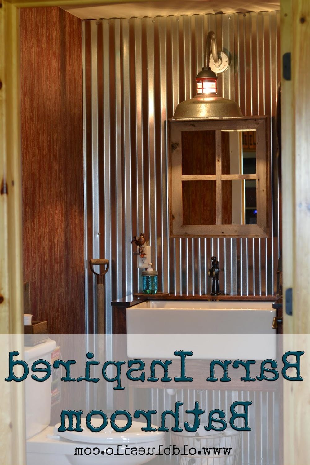 Baño de granero con paredes de metal corrugado y decoración vintage
