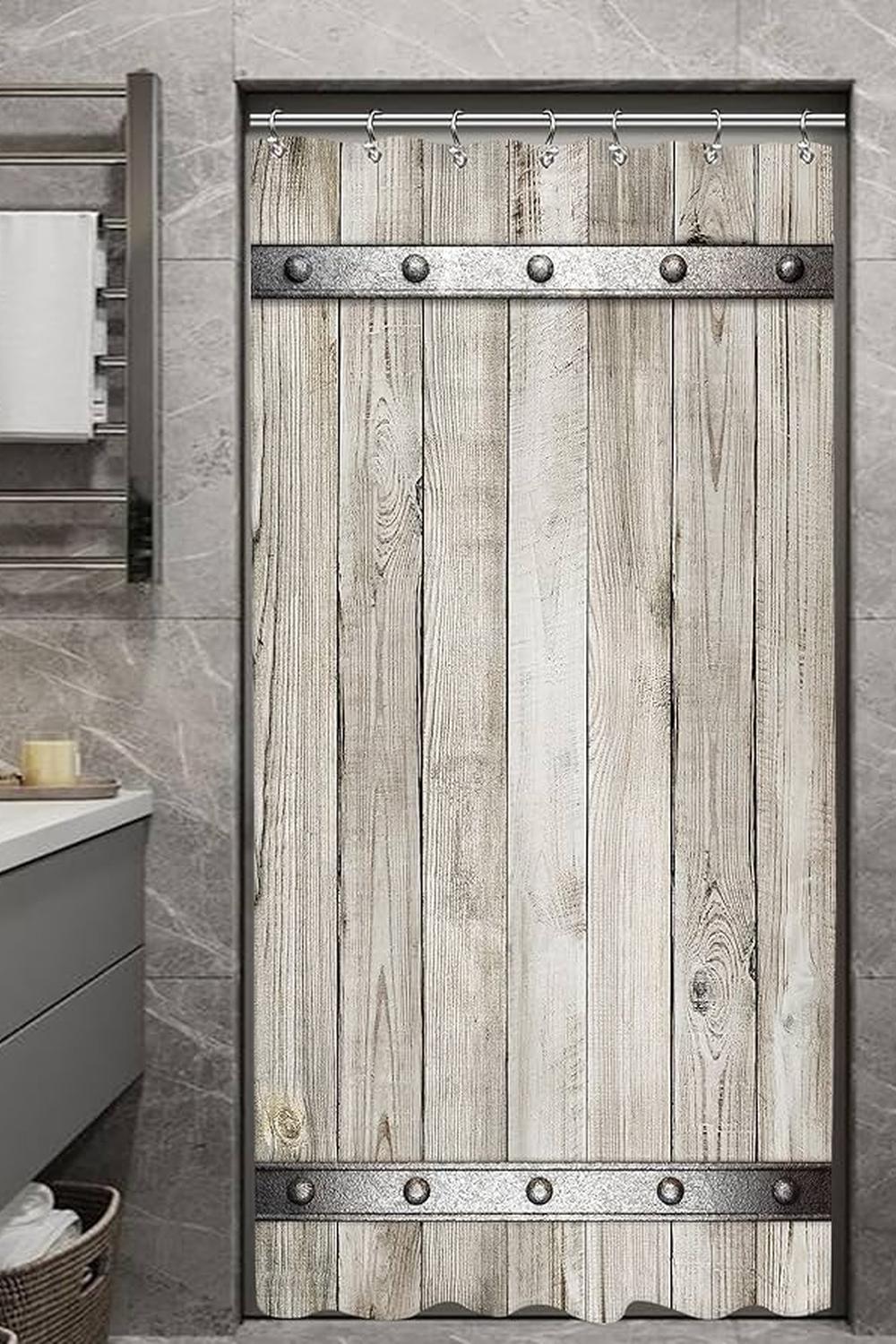 Cortina de ducha que imita la apariencia de la madera de granero y detalles metálicos