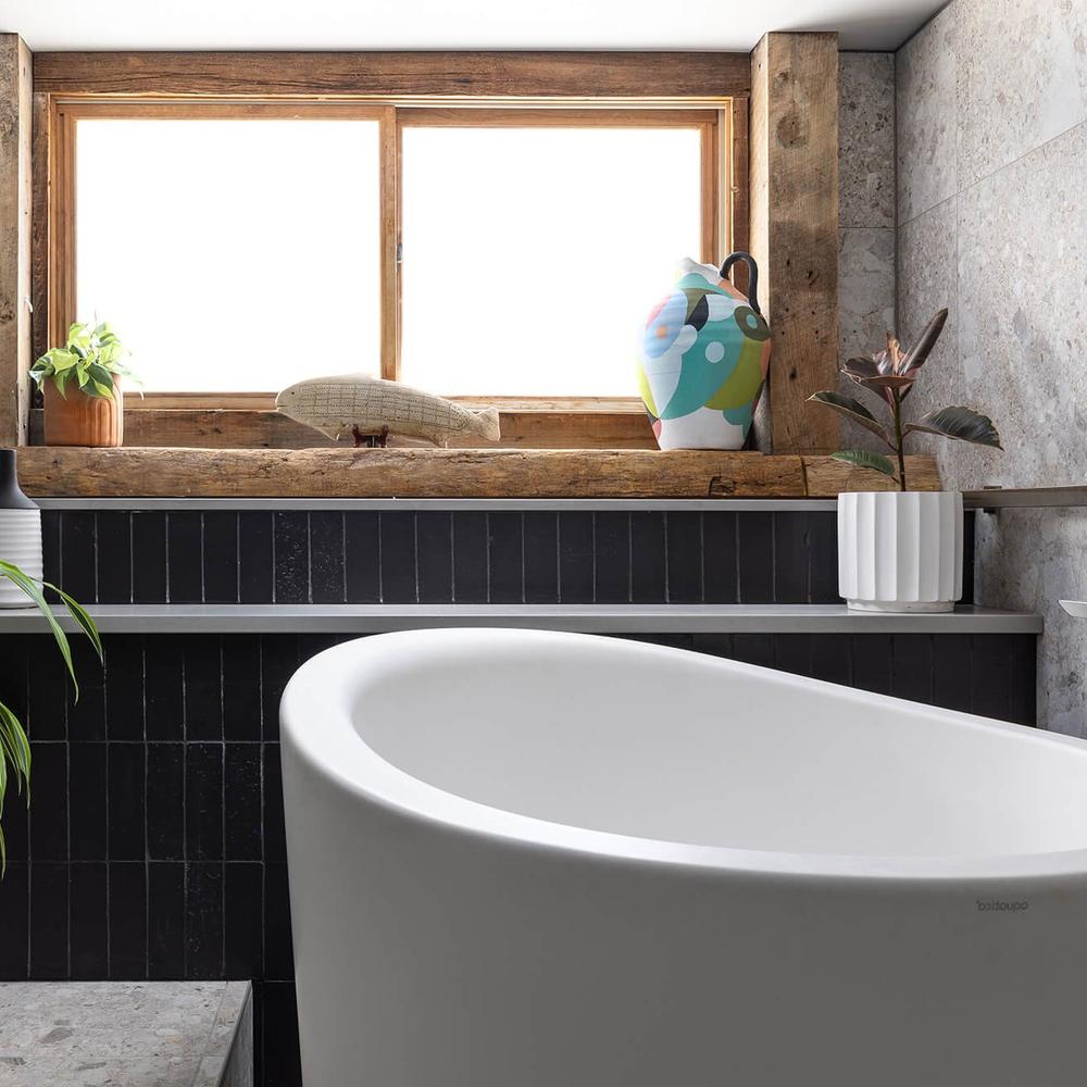 Baño de granero con bañera independiente y ventana de madera