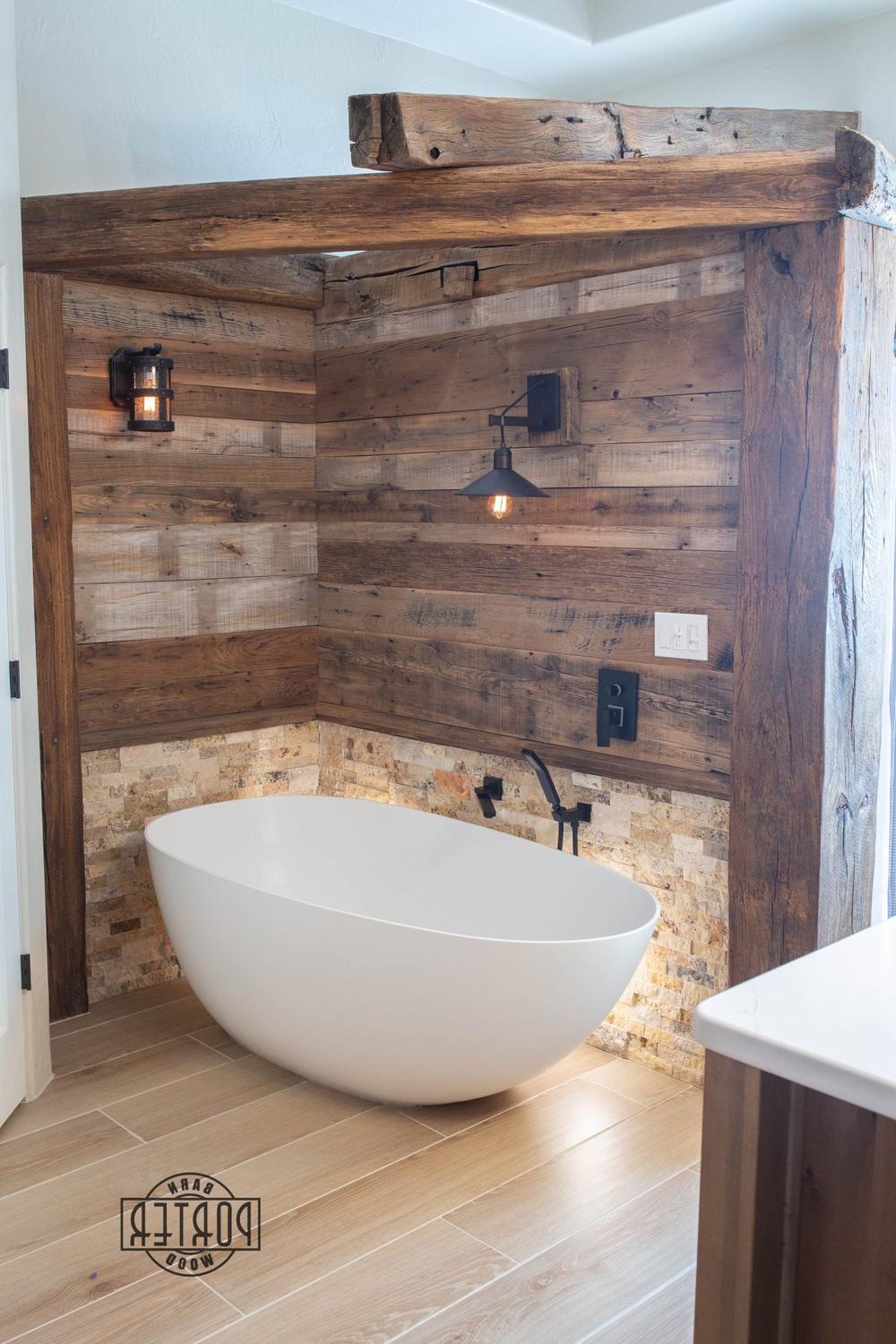 Baño con tuberías expuestas y bañera blanca independiente