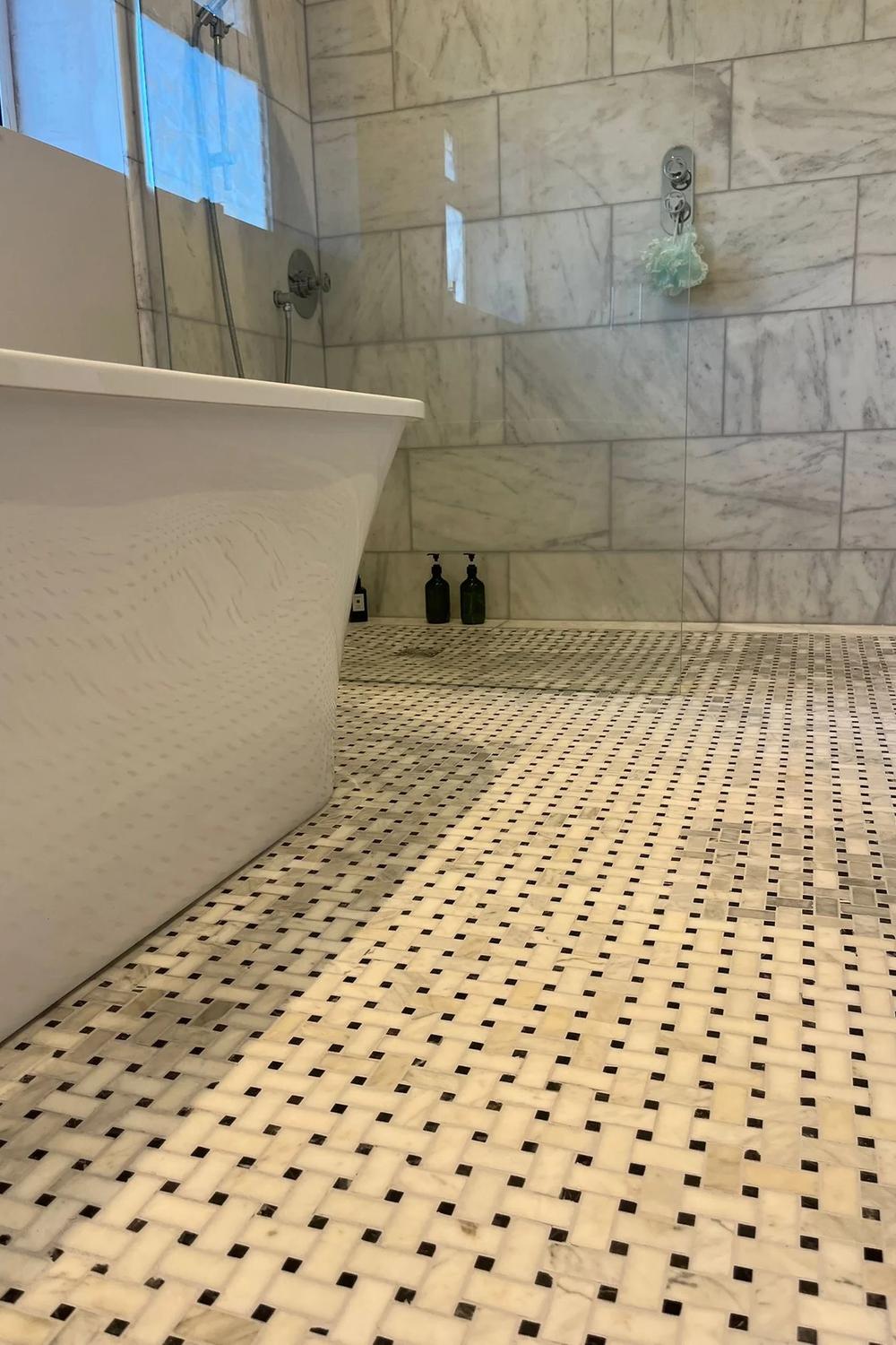 Azulejos trenzados en un baño luminoso