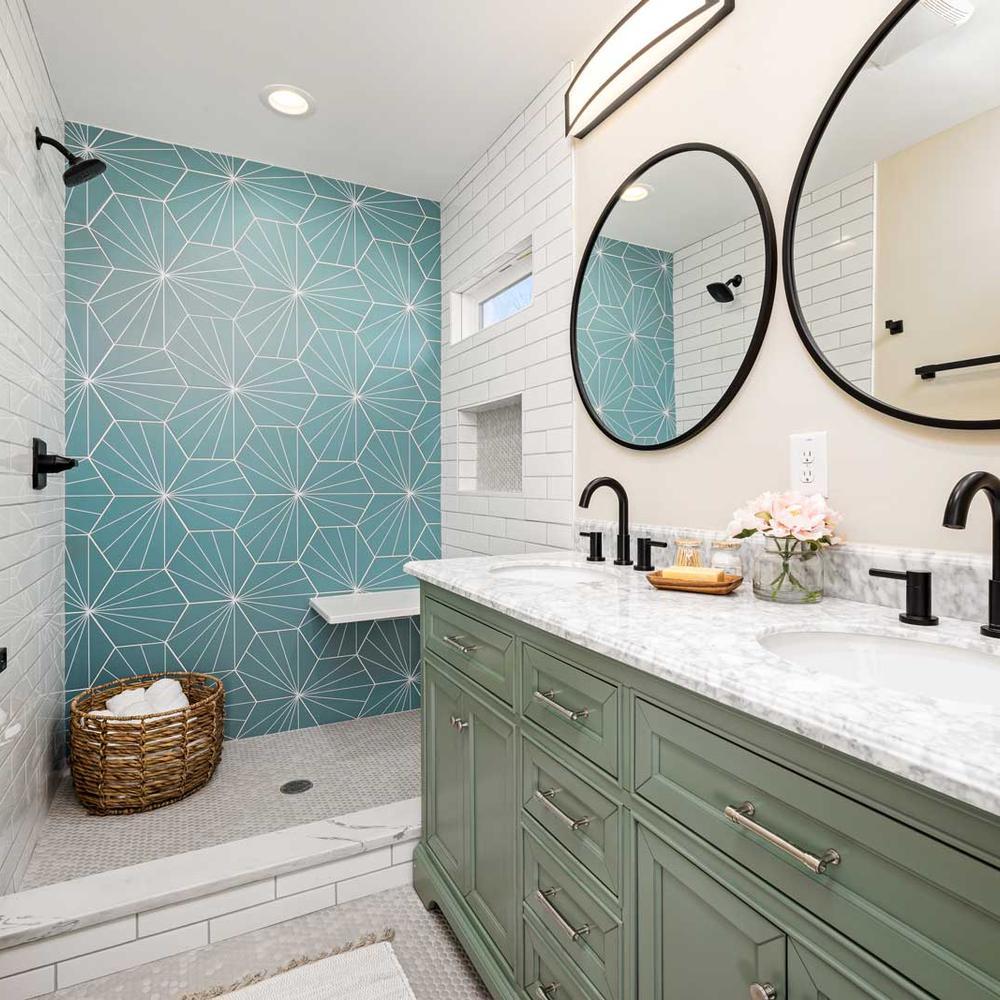Diseño moderno de baño con un acento en la ducha de azulejos de patrones geométricos en color teal