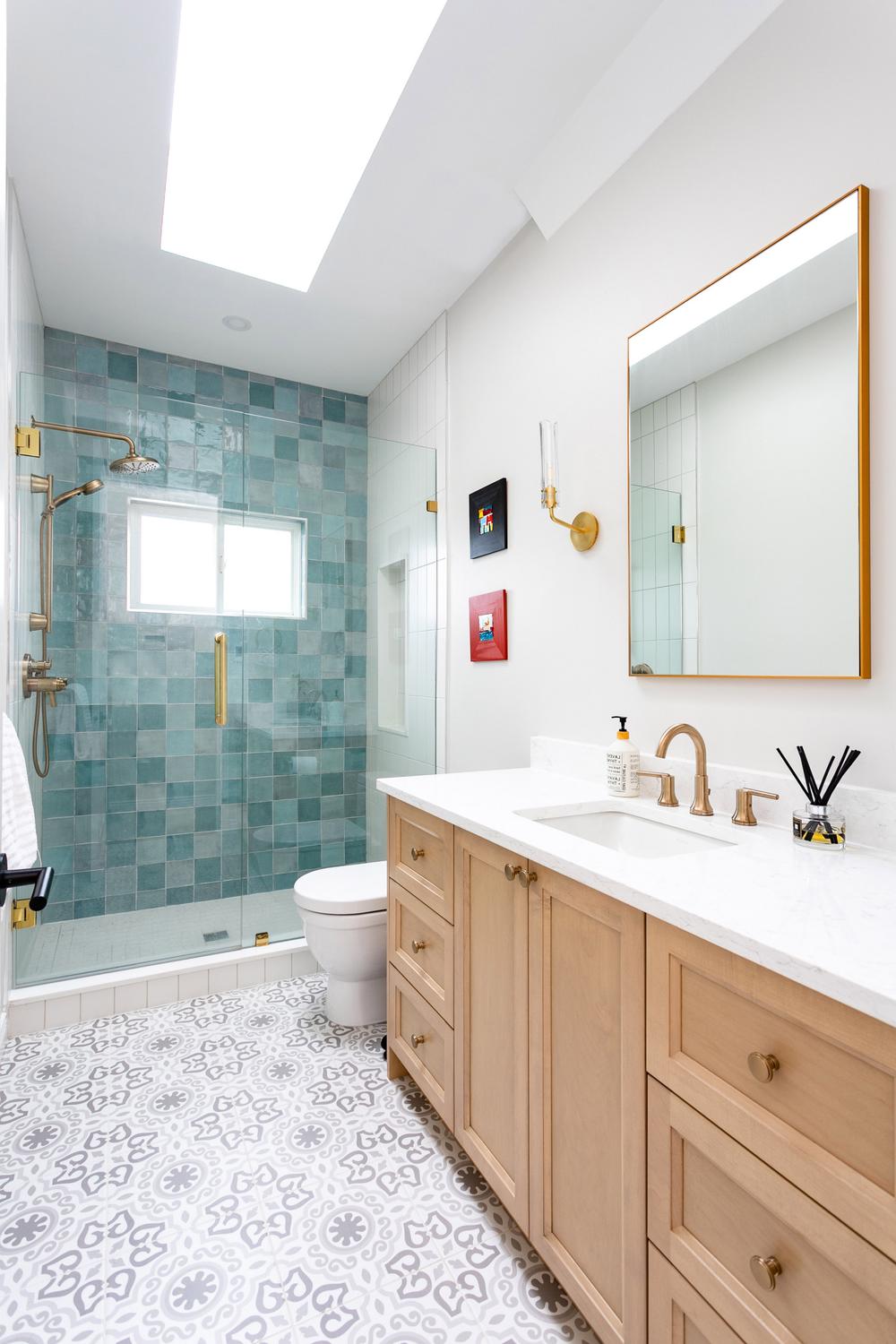 Baño contemporáneo con acento en azulejos de color aqua-verde en la ducha