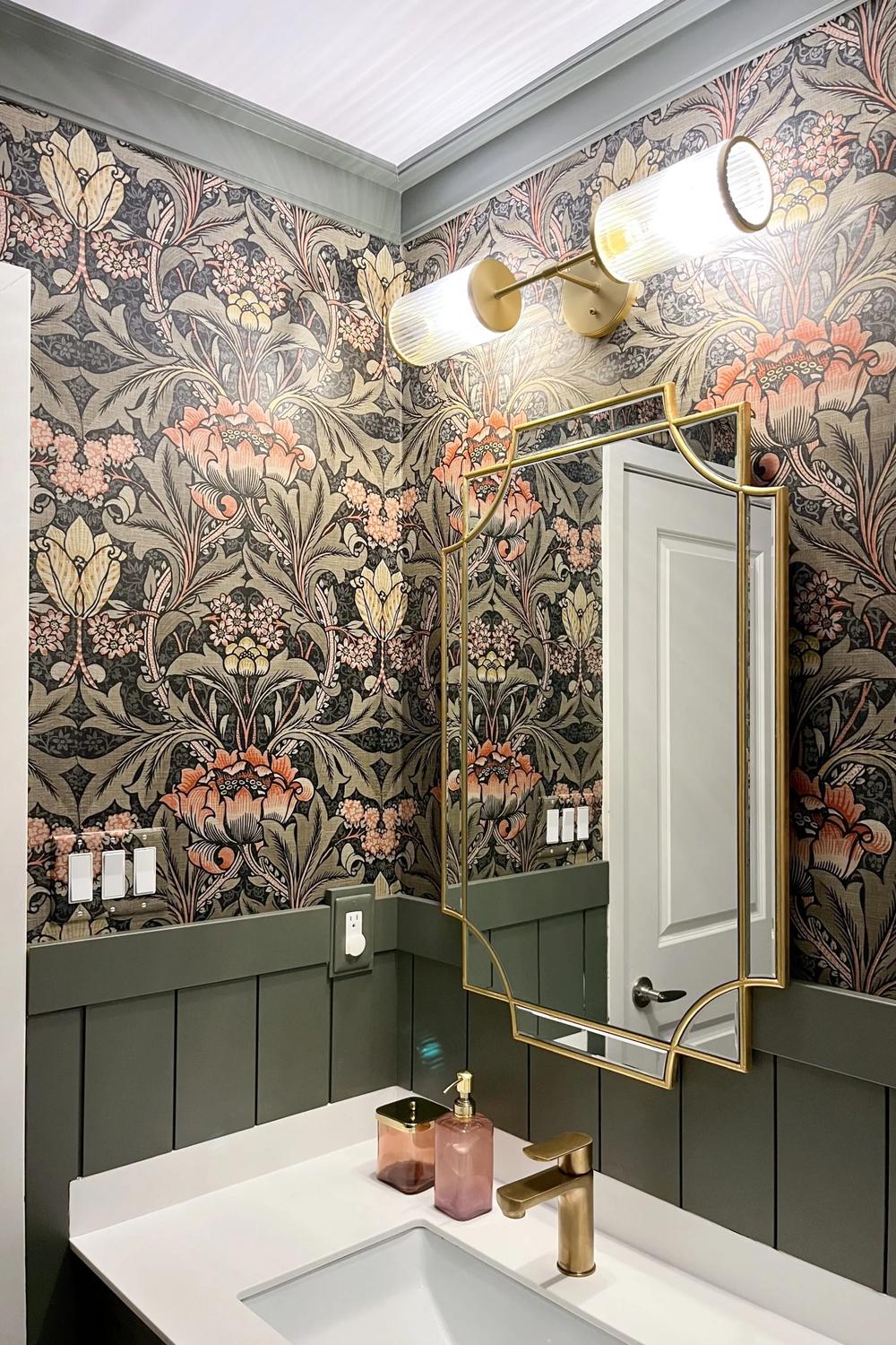 Baño caballero con acento en papel pintado floral en tonos rojos y melocotón