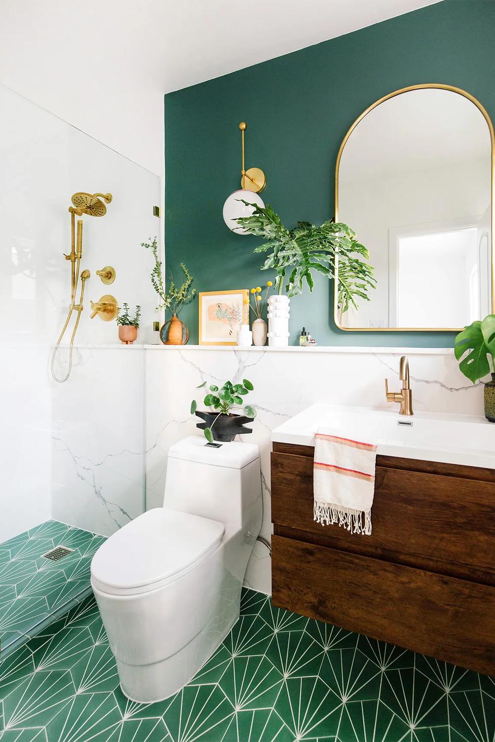 Baño contemporáneo con acento verde intenso y espejos redondeados