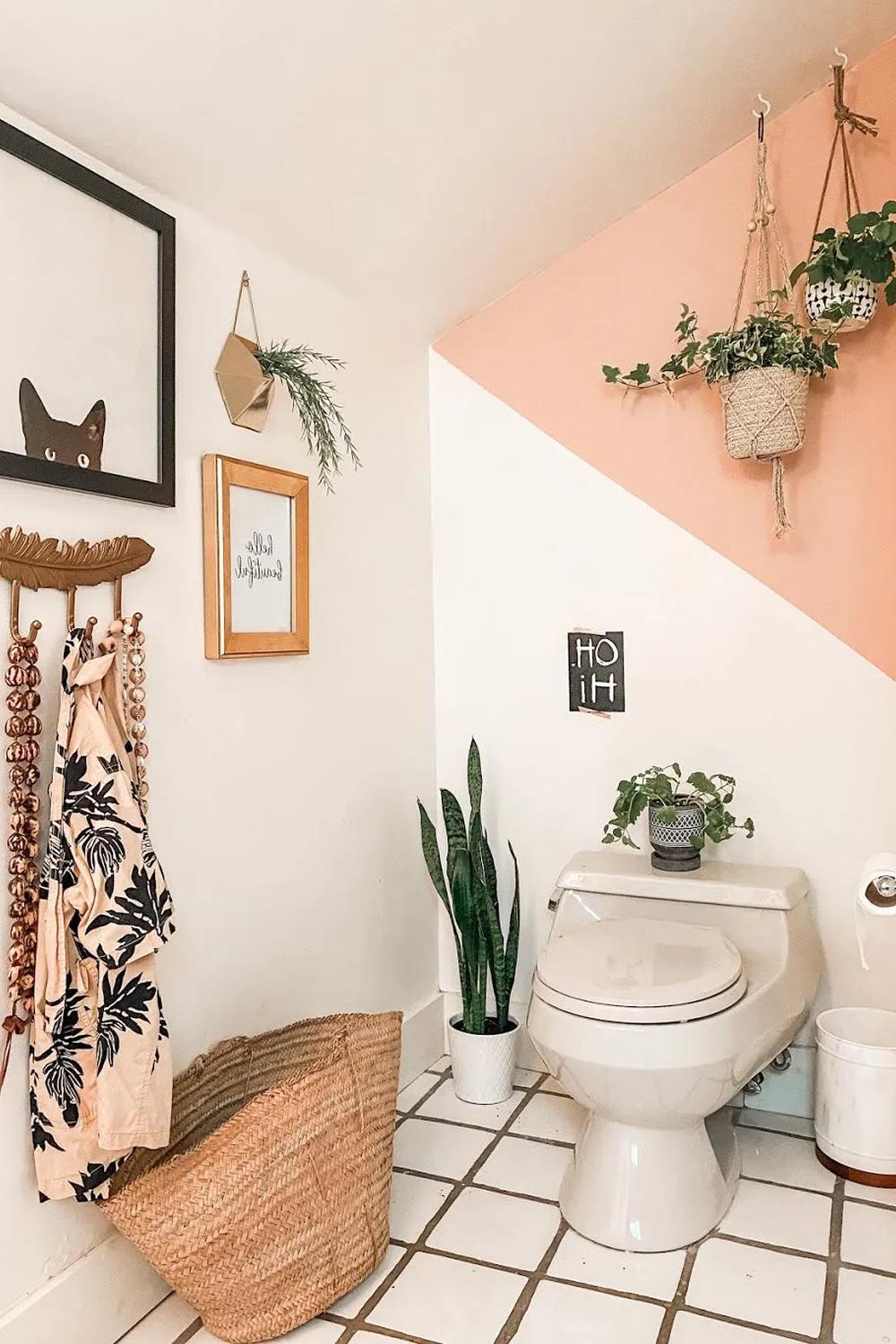 Baño acogedor con acento diagonal en tonos melocotón y blanco