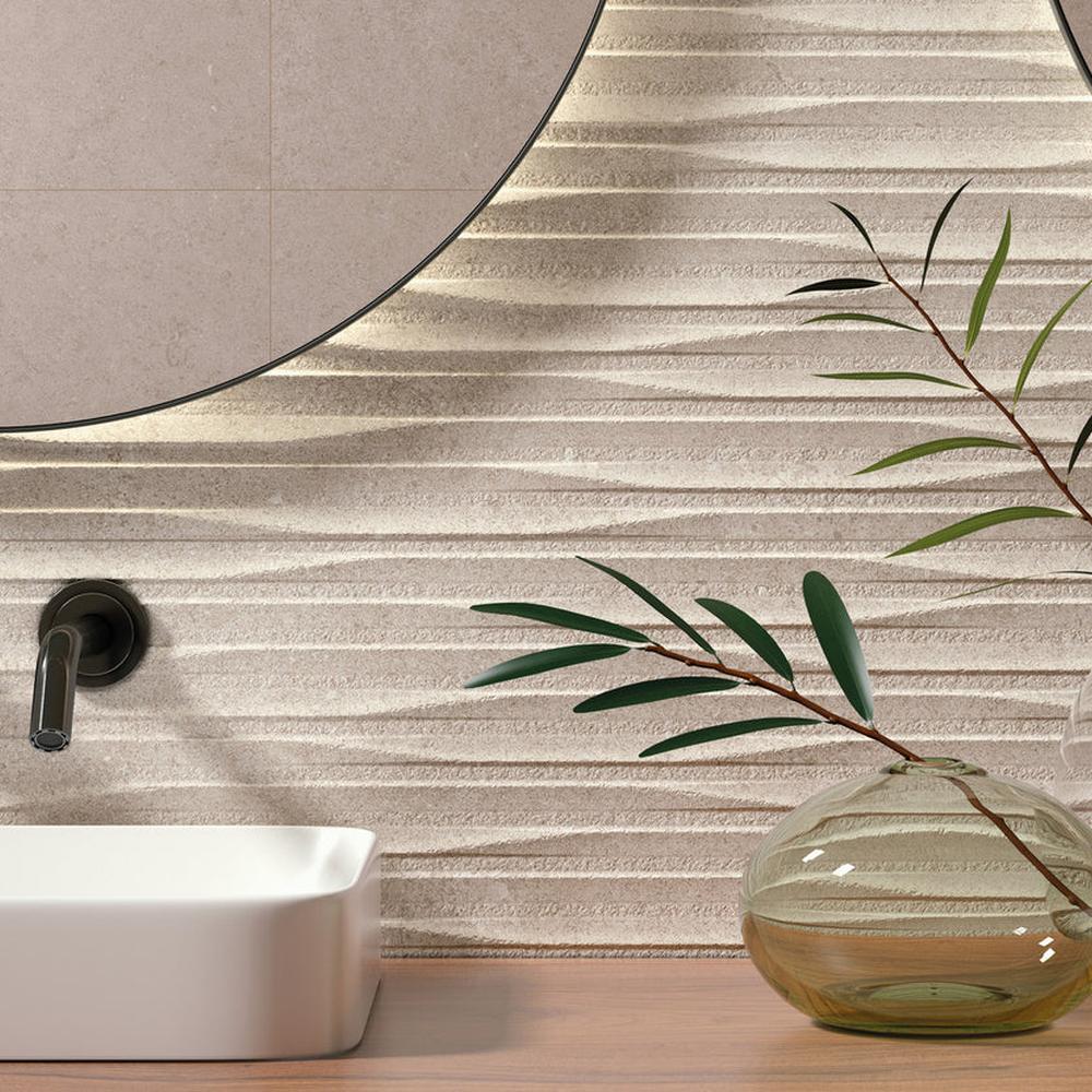 Baño texturizado con acento en beige y elementos naturales