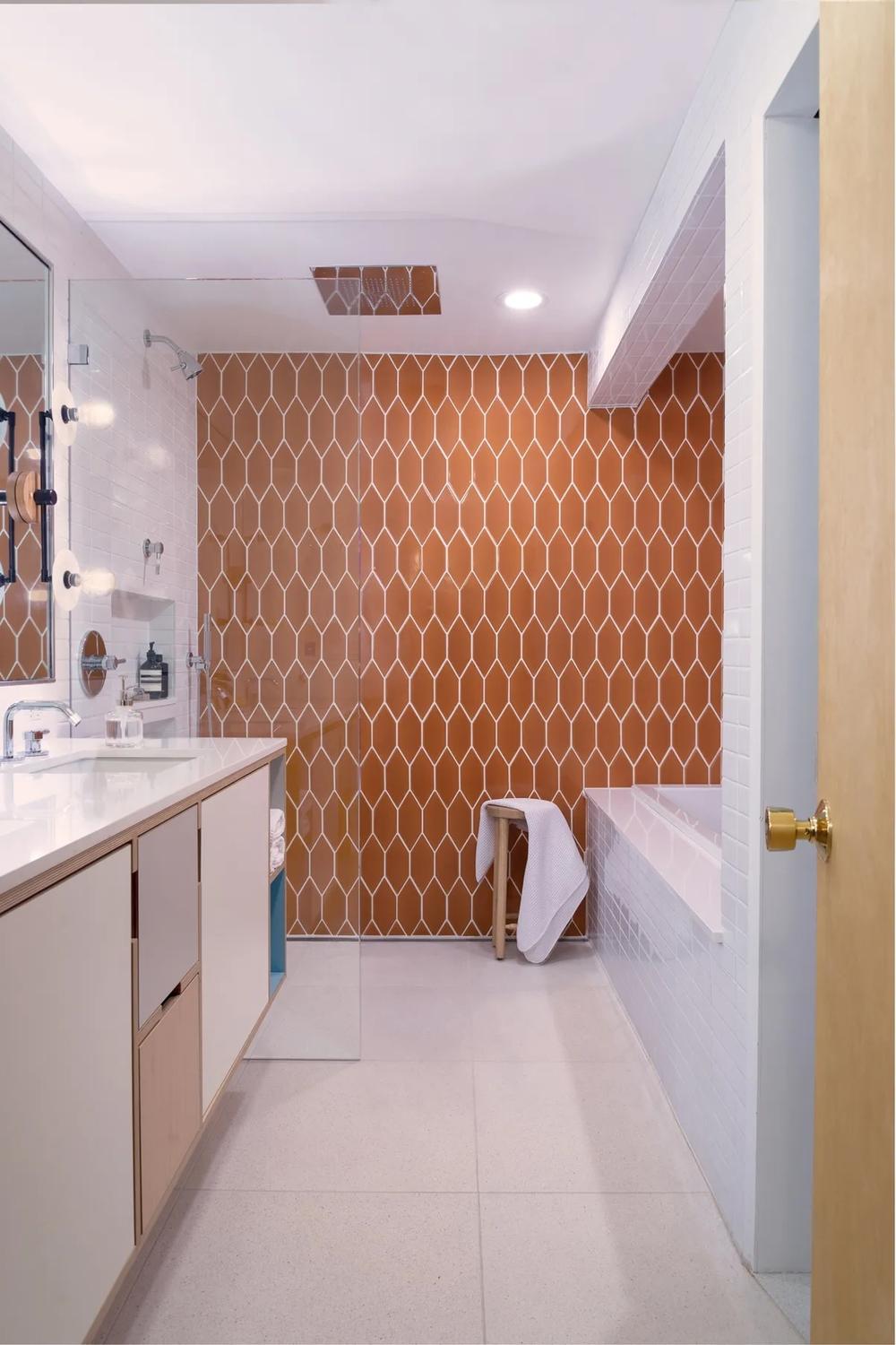 Baño contemporáneo con acento en terracota y ducha de vidrio