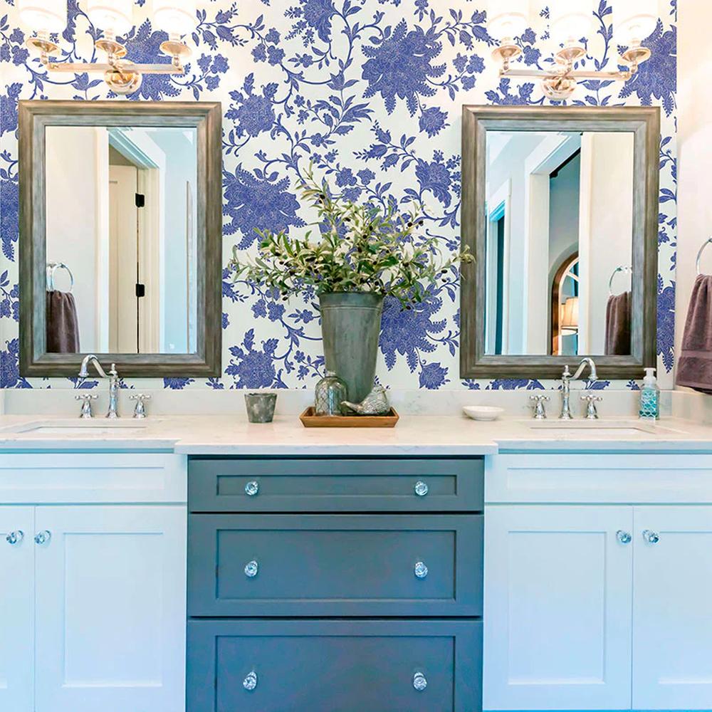 Baño moderno con acento en floral azul y lavabo doble