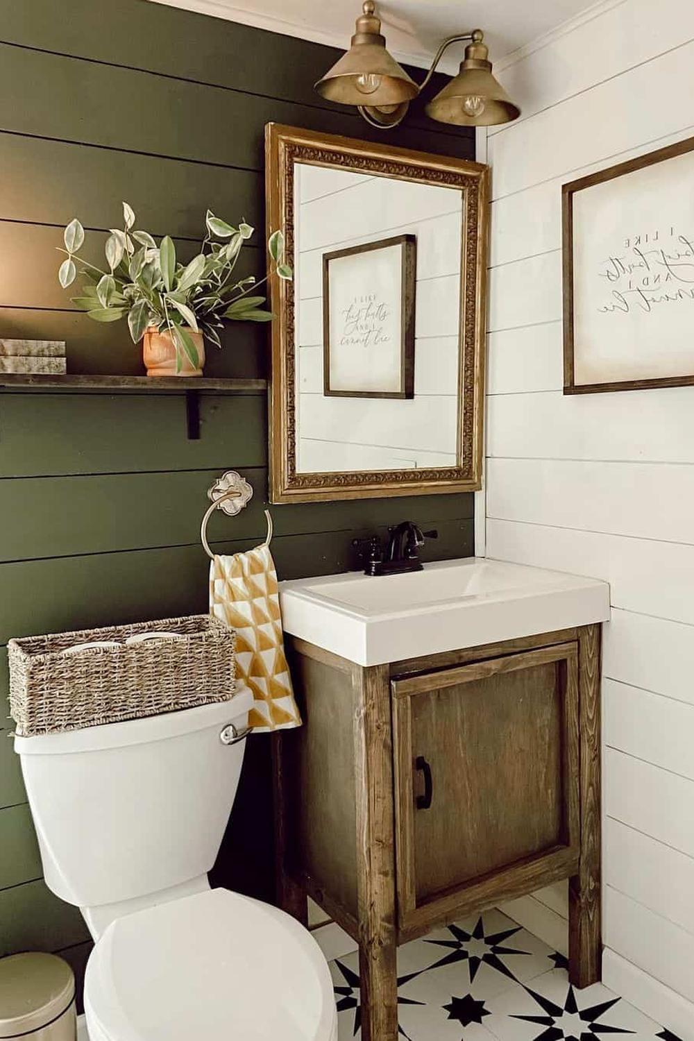 Baño juvenil con acento geométrico verde y accesorio vintage