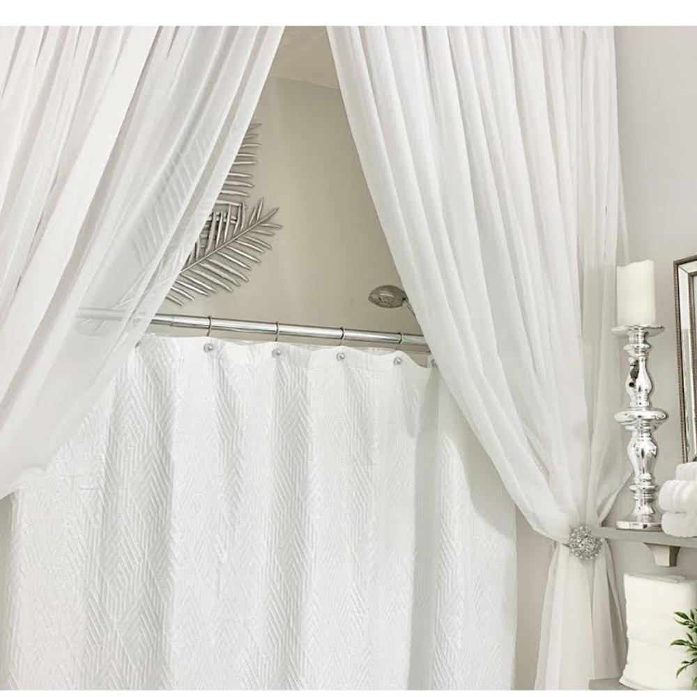 Cortina elegante y sencilla en un baño minimalista