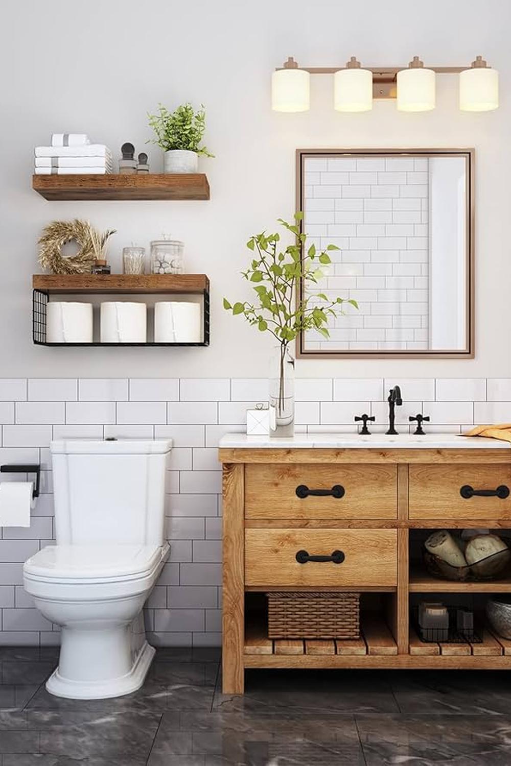 Estanterías flotantes de madera clara sobre un inodoro, decoradas con plantas y cajas blancas.