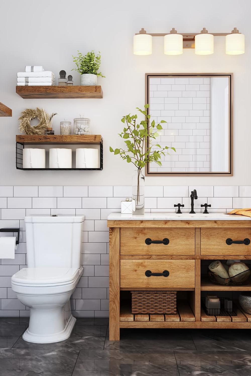 Estanterías de texturas naturales sobre el inodoro en un baño acogedor.