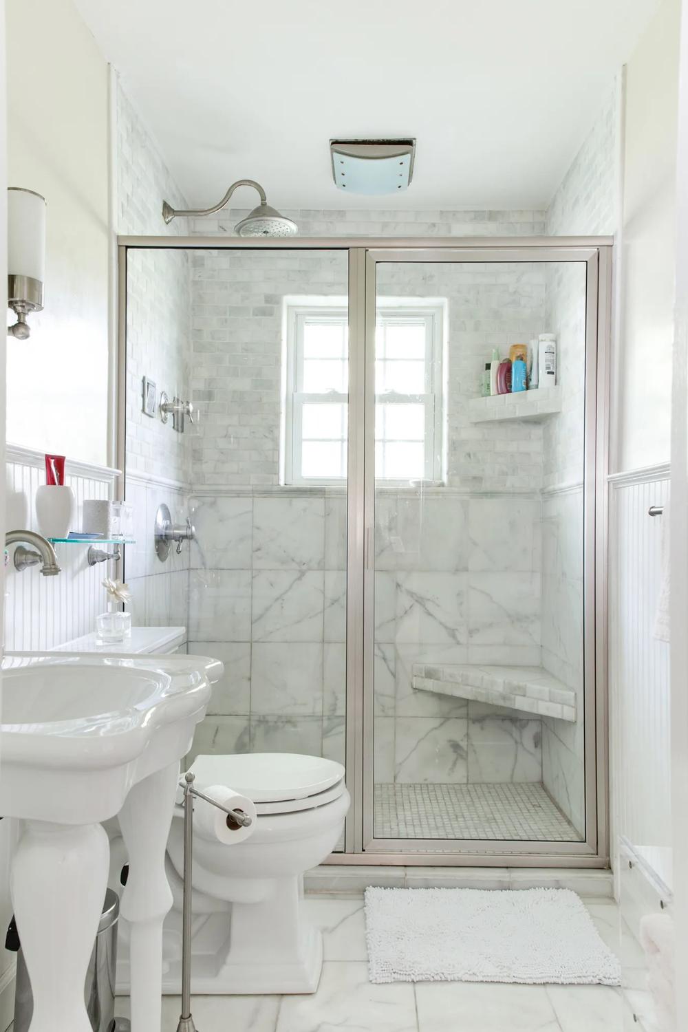 Diseño de baño moderno con azulejos de mármol blanco