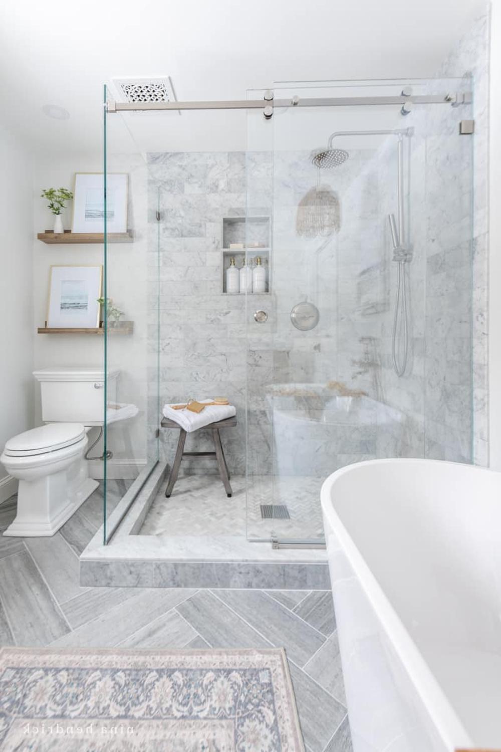 Baño con ducha de mármol y azulejos suaves
