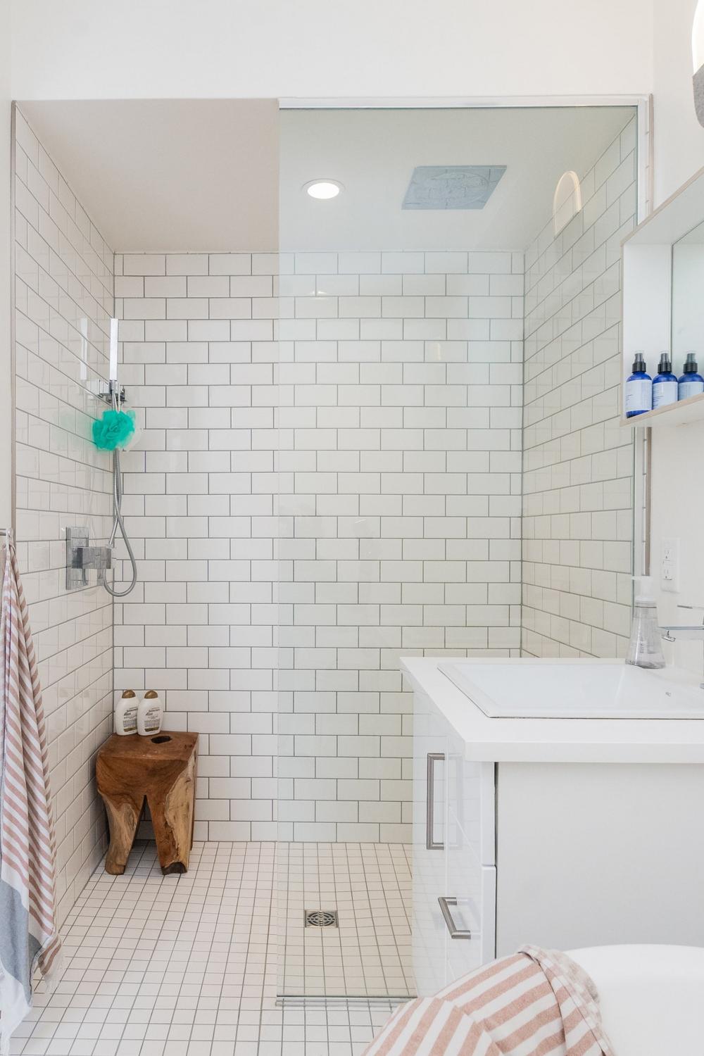 Baño con detalles en azulejos