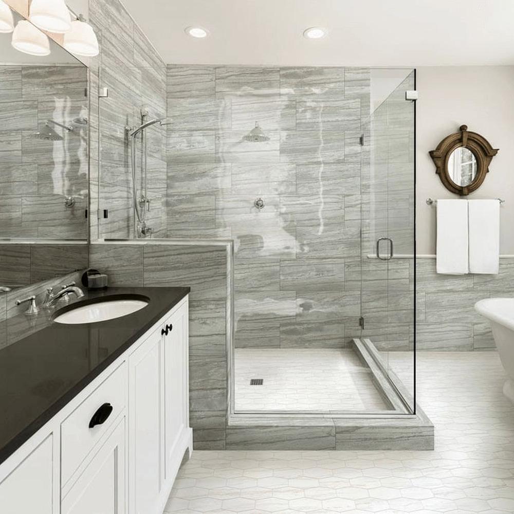 Baño relajante con diseño en verde y mármol