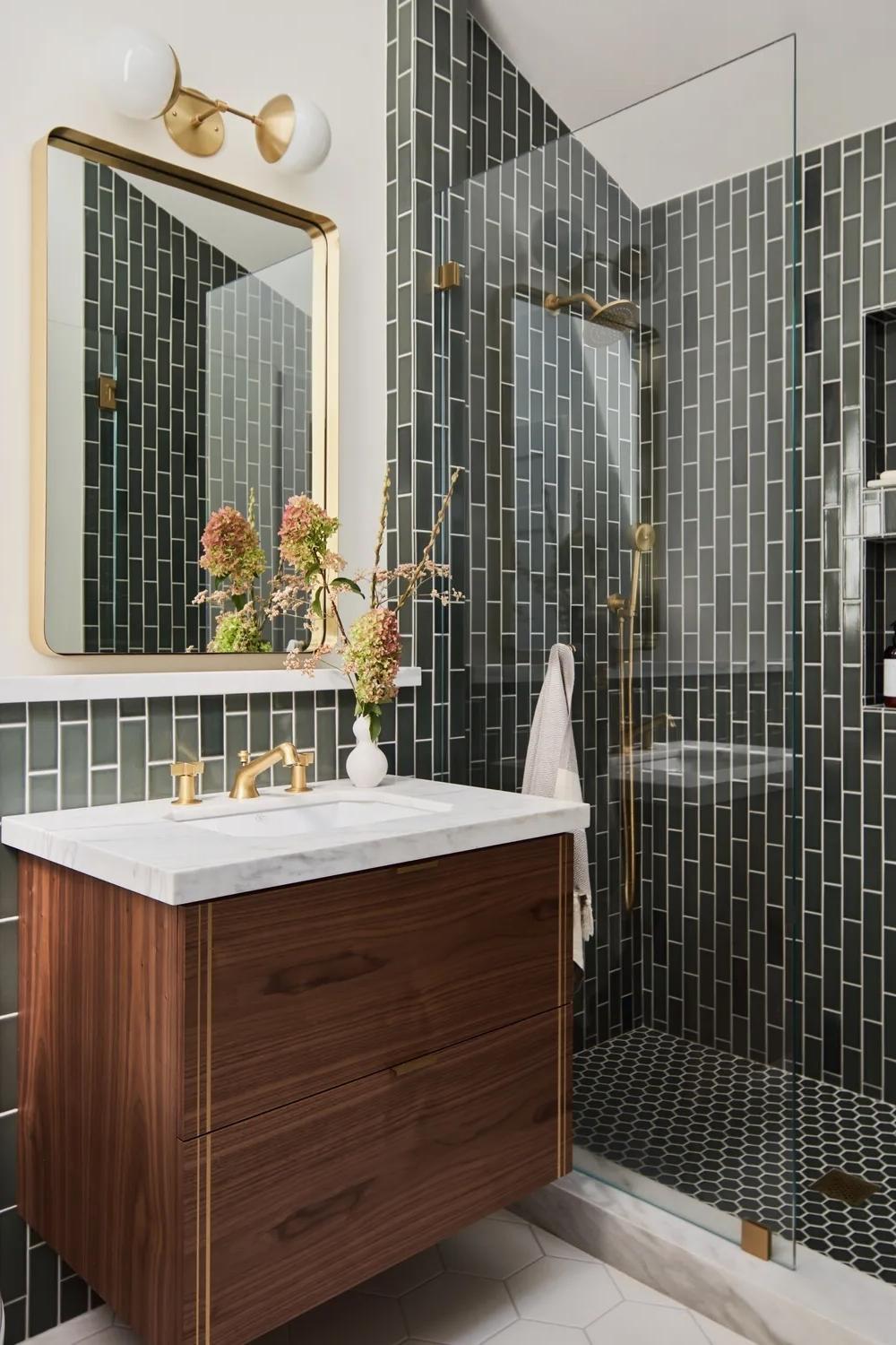 Moderno y práctico con azulejos en tonos cálidos