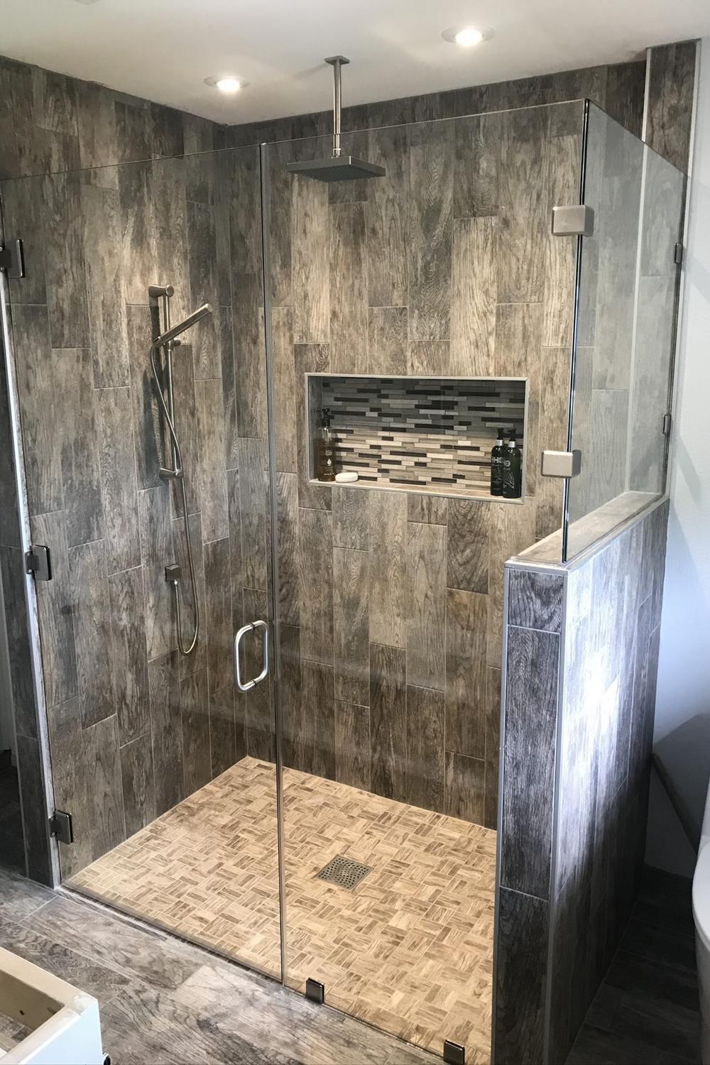 Baño amplio con moderna ducha de cristal
