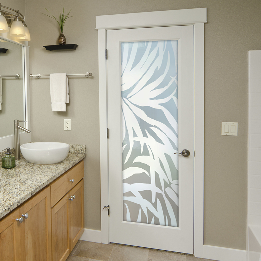 Baño moderno con puerta de cristal esmerilado
