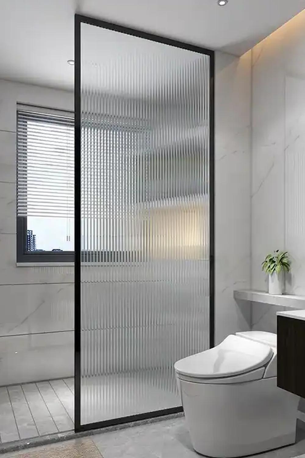 Baño acogedor con elegancia natural