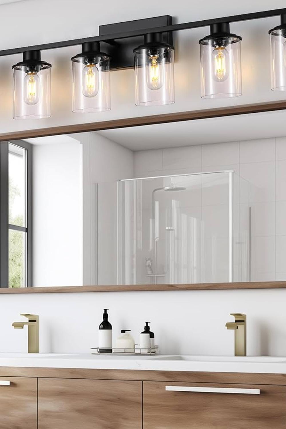 Iluminación moderna con brazos articulados sobre el espejo del baño