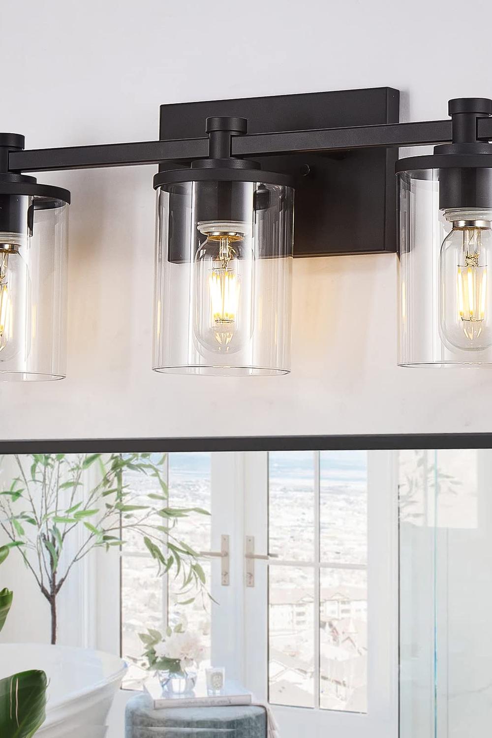 Estilo vintage con apliques de cristal sobre el espejo del baño