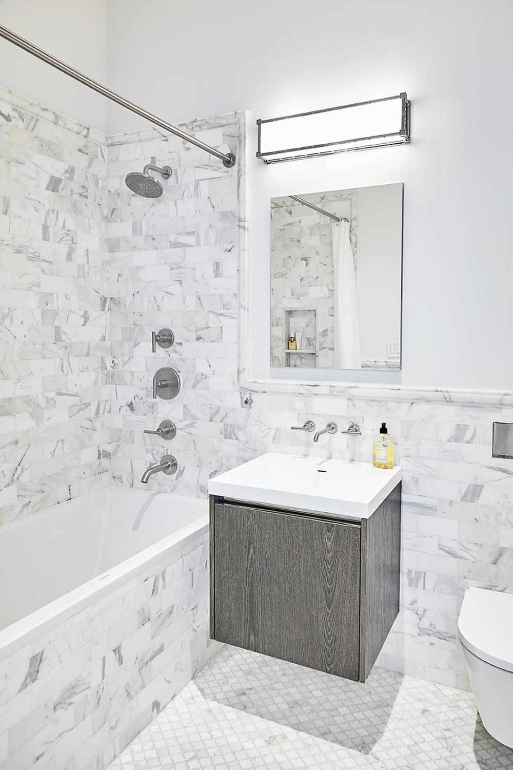 Iluminación sencilla y efectiva en un baño contemporáneo