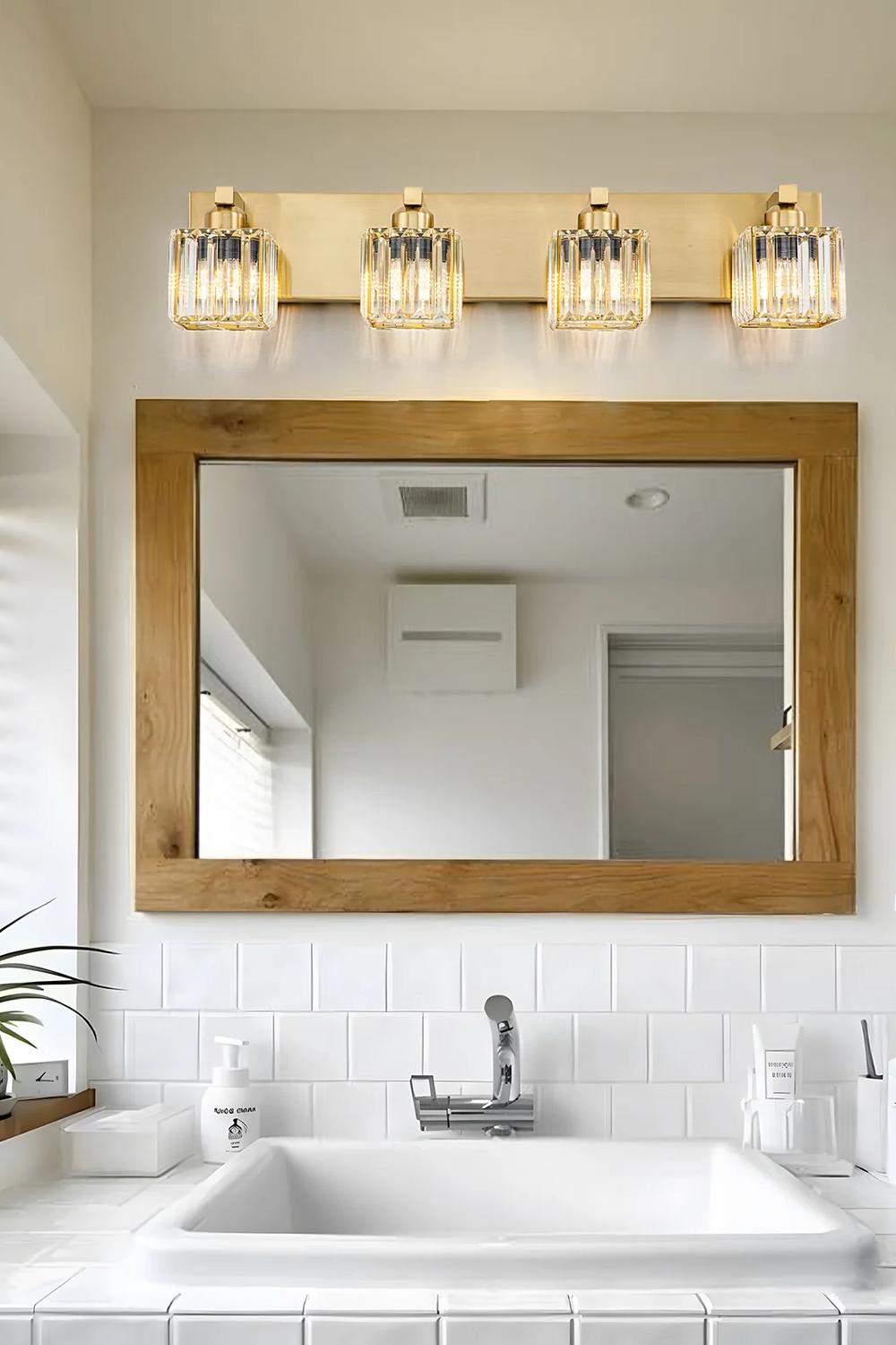 Diseño moderno con luces de cristal sobre el espejo del baño