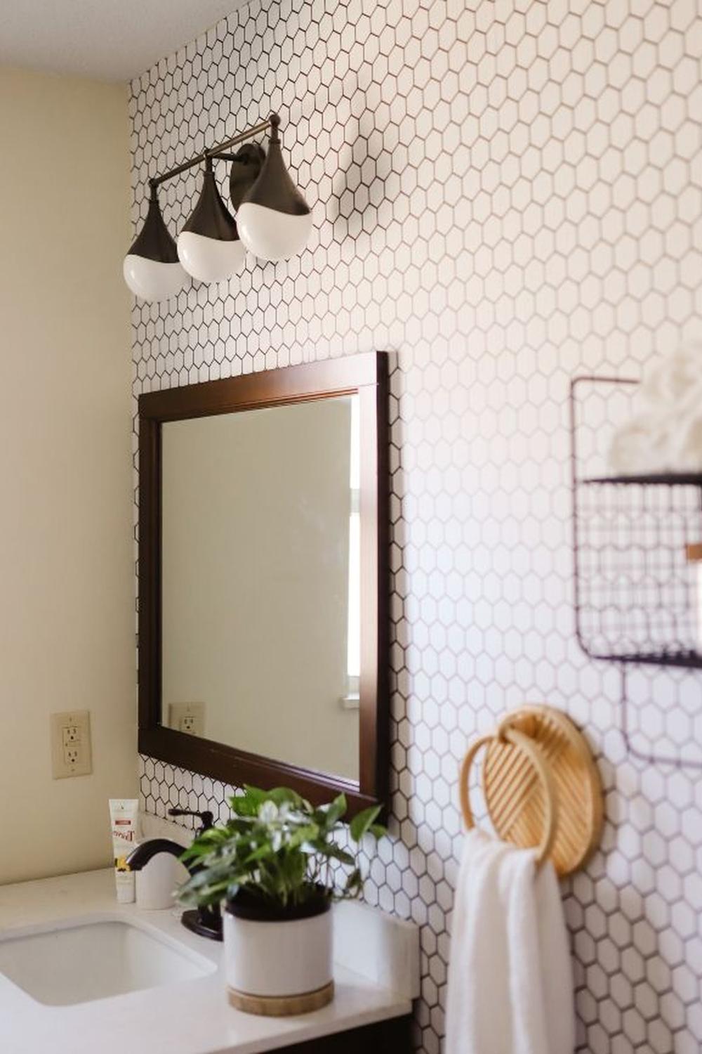 Iluminación fresca que añade conveniencia en el baño