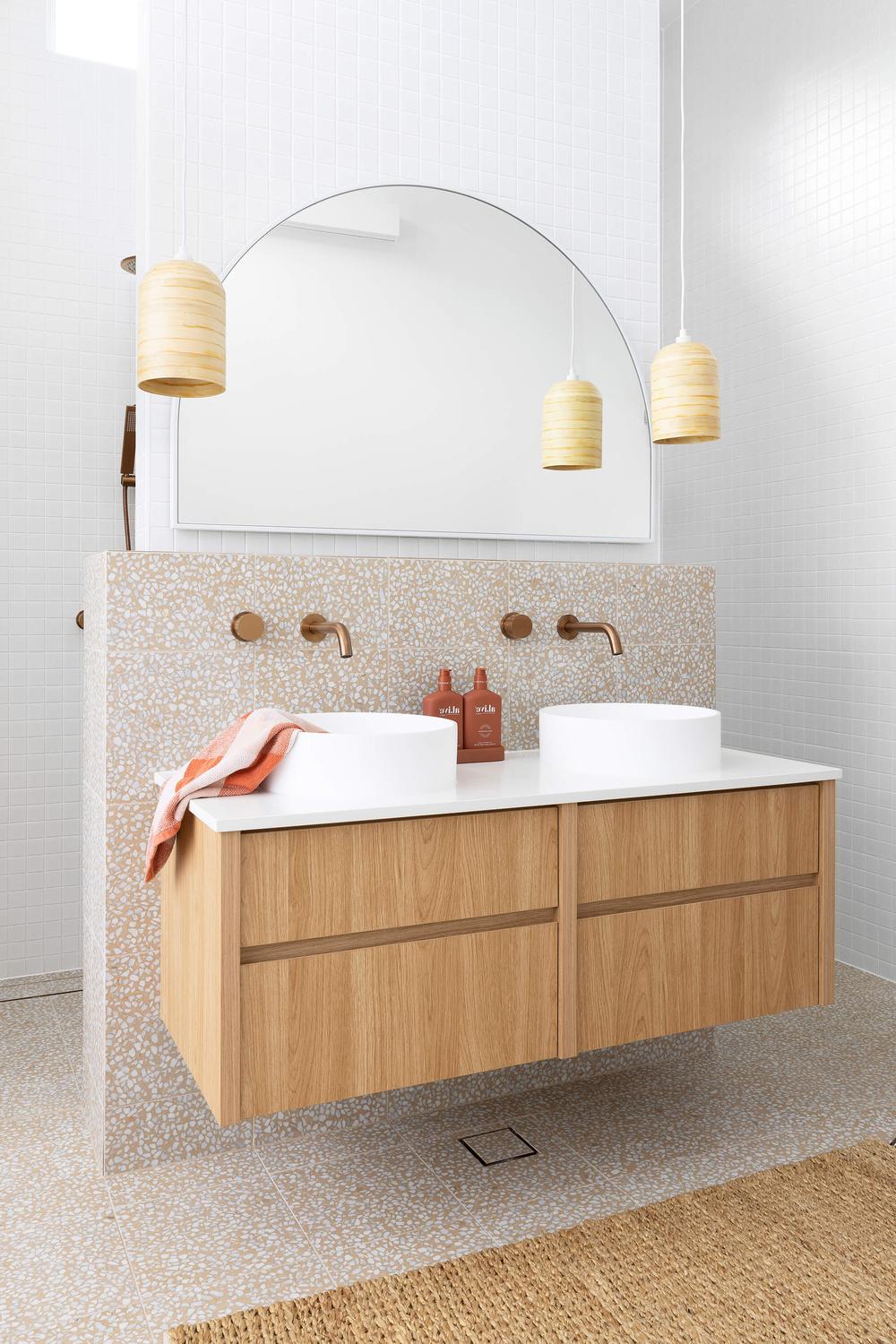 23 Bathroom Pendant Lights Over Vanity to Brighten Your Space