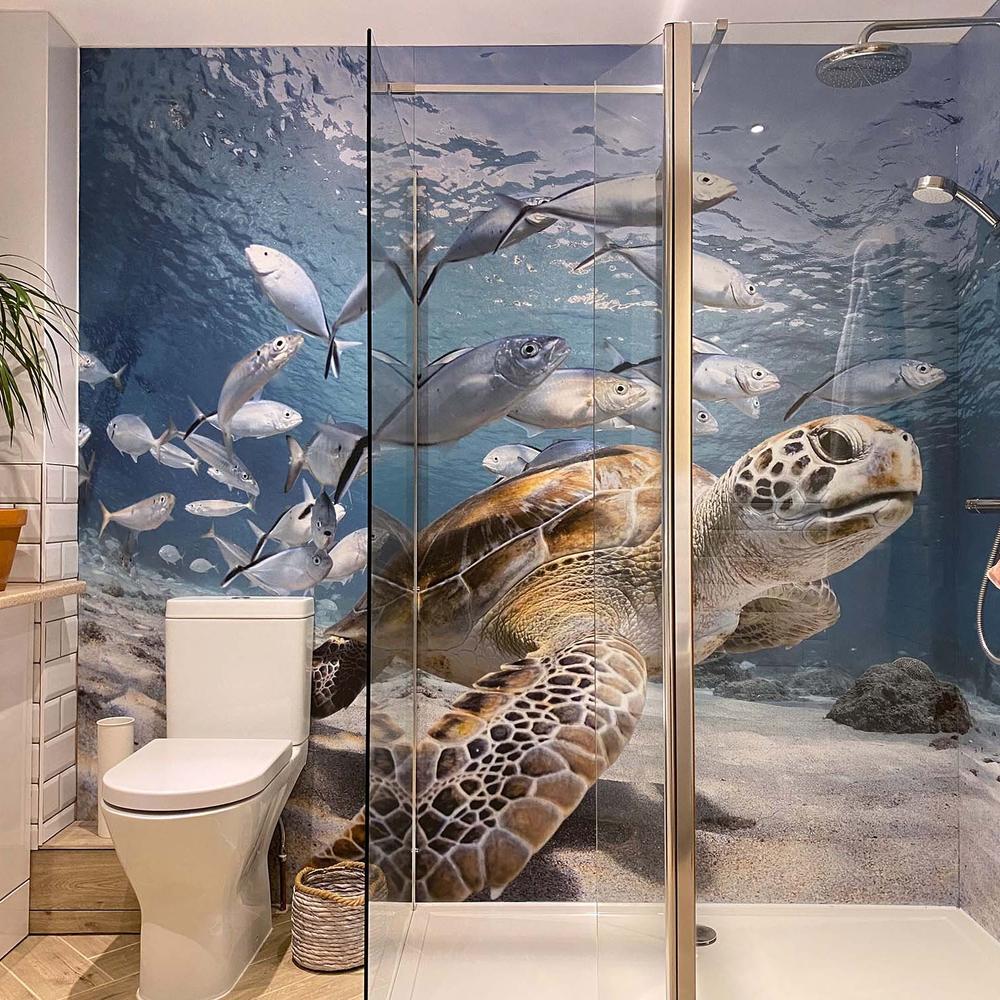 Shower featuring an underwater mural bringing nature indoors