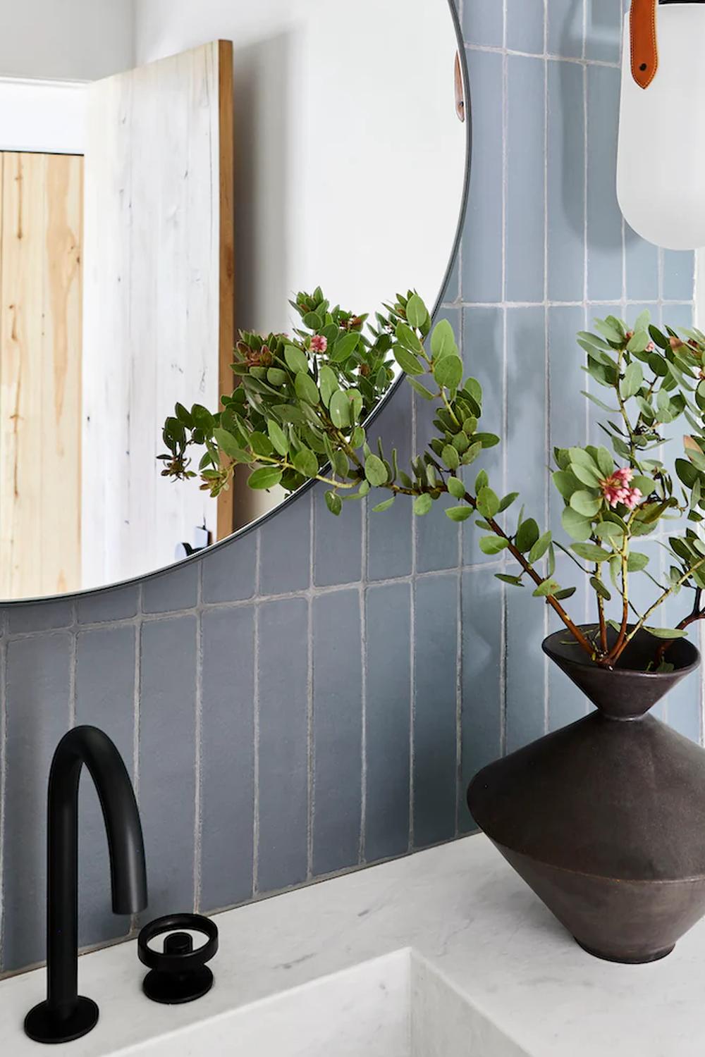 Baño moderno con azulejos en tonos azul suave