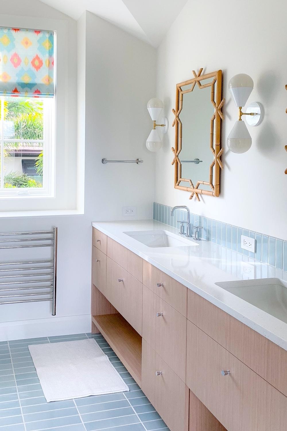 Baño elegante con azulejos en tonos azul y una decoración acogedora