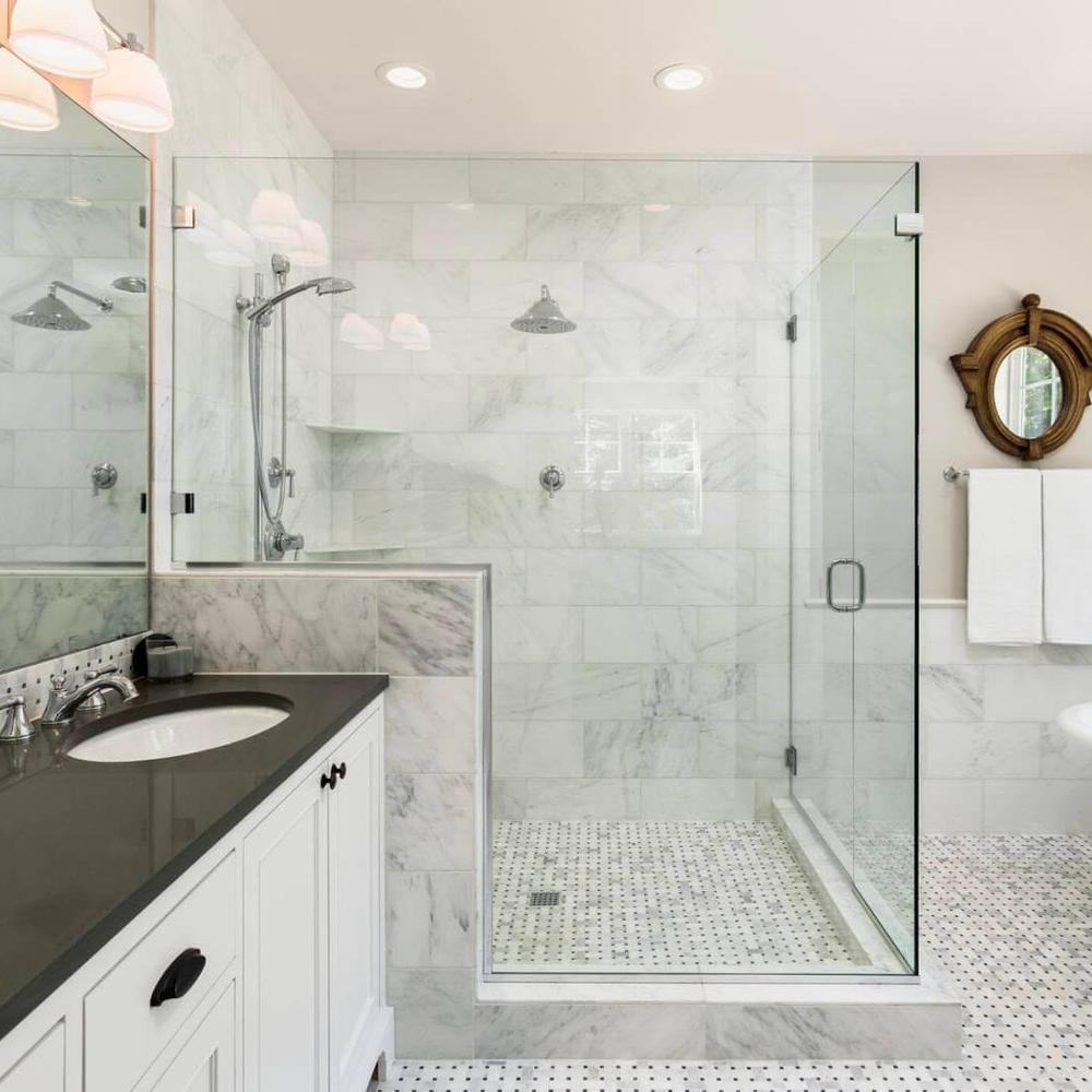 Baño de lujo con azulejos de mármol y detalles elegantes