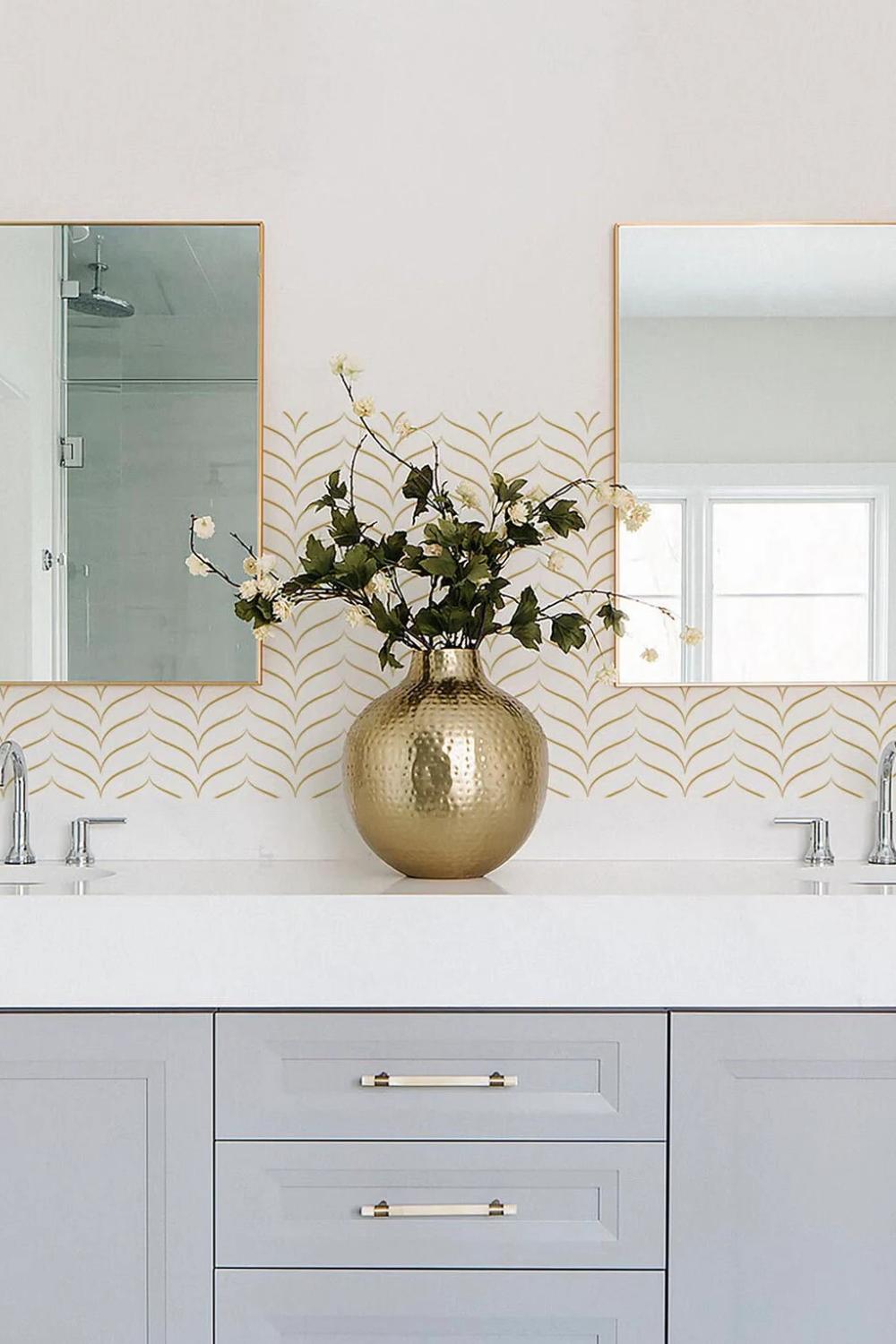 Baño elegante con detalles dorados en el diseño