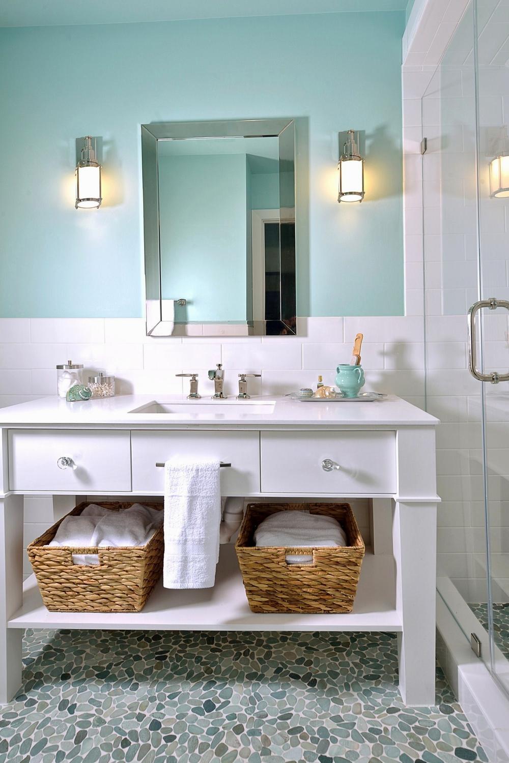 Baño acogedor y funcional con almacenamiento inteligente
