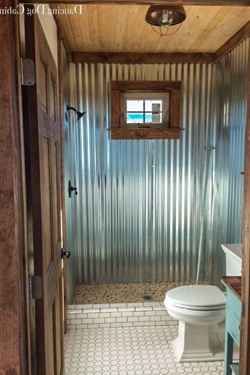 Baño moderno con mezcla de materiales y detalle en lata