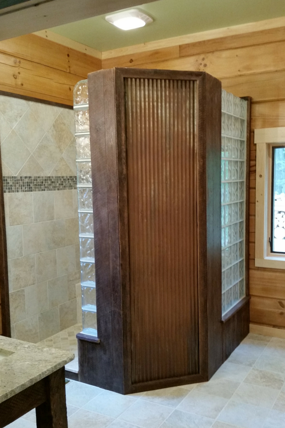 Baño industrial con uso de metal y madera