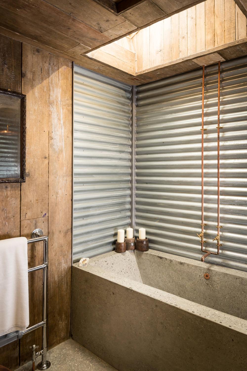 Baño característico con detalles rústicos y modernos