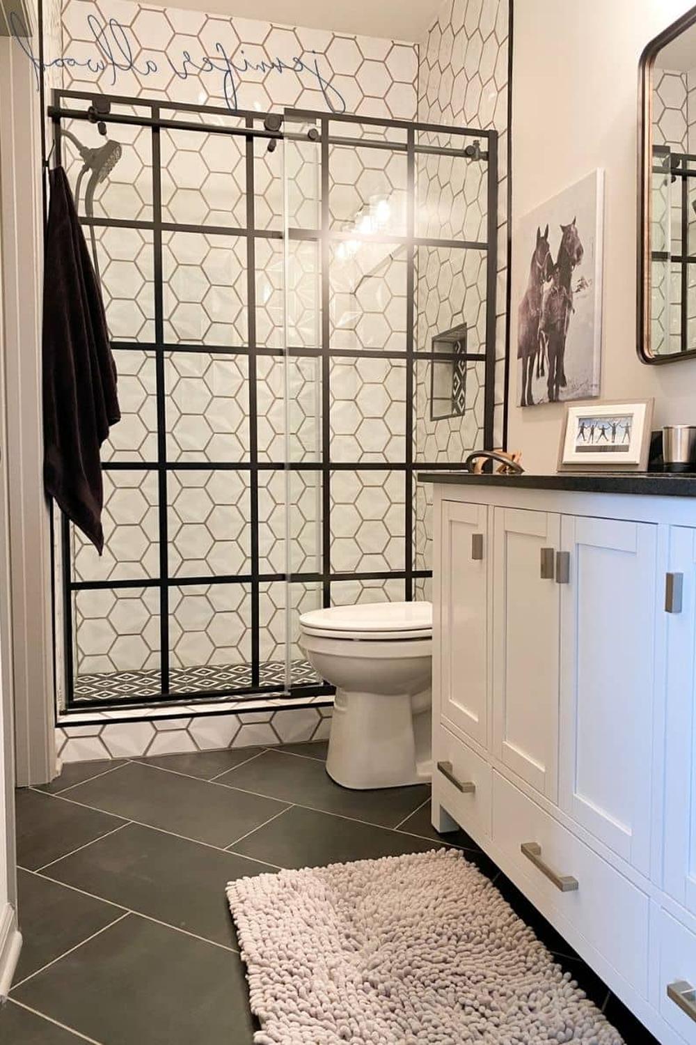 Baño moderno que destaca en funcionalidad y forma
