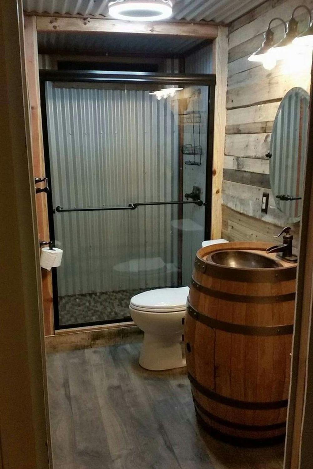Baño compacto que combina elegancia y rusticidad