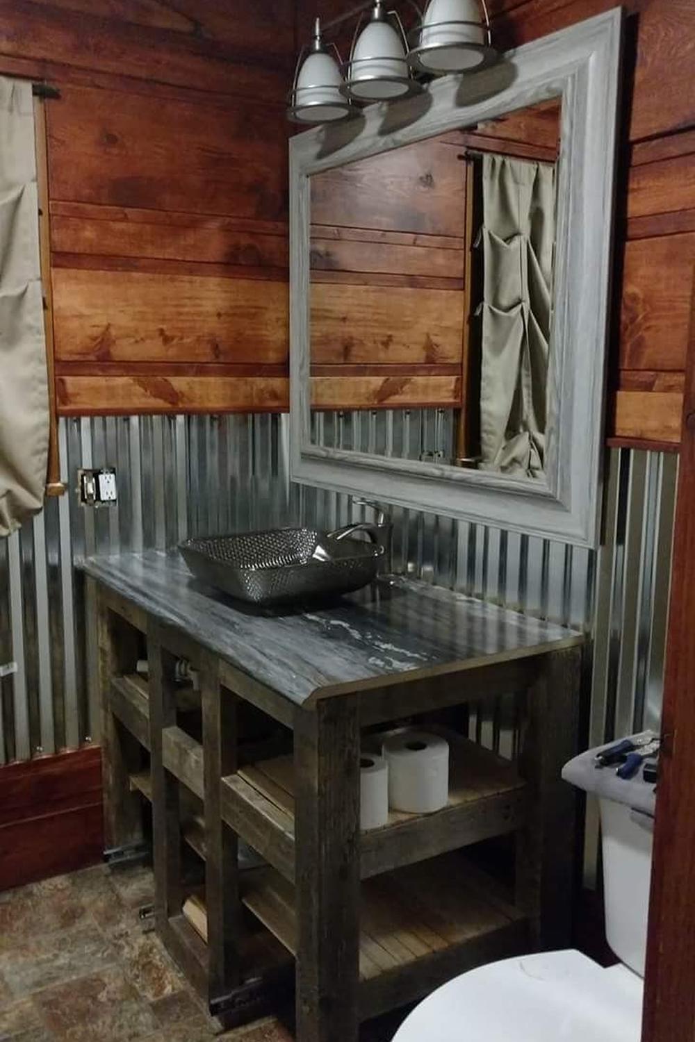 Baño rústico que destaca por su calidez y estilo