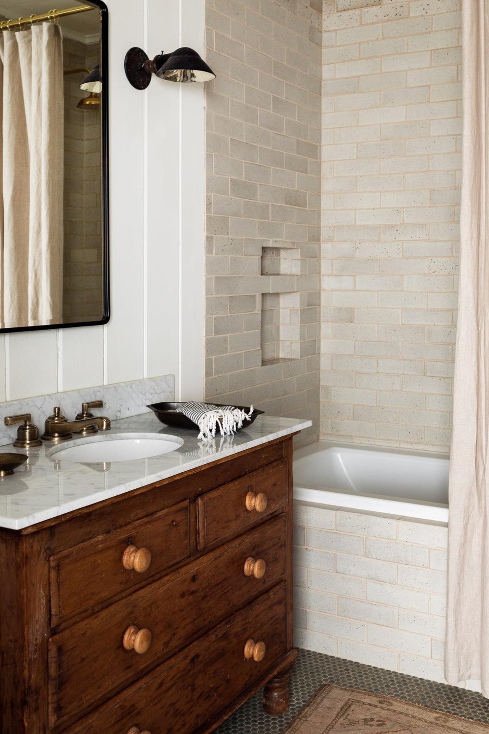 Azulejos modernos en un baño elegante y funcional