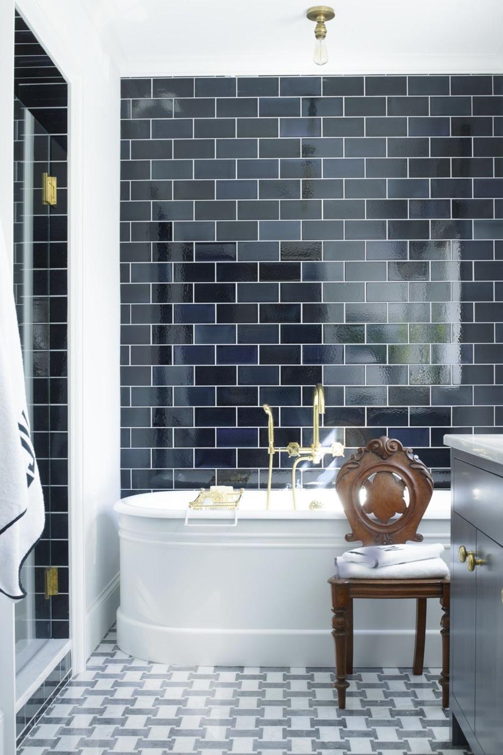 Baño sofisticado con azulejos negros