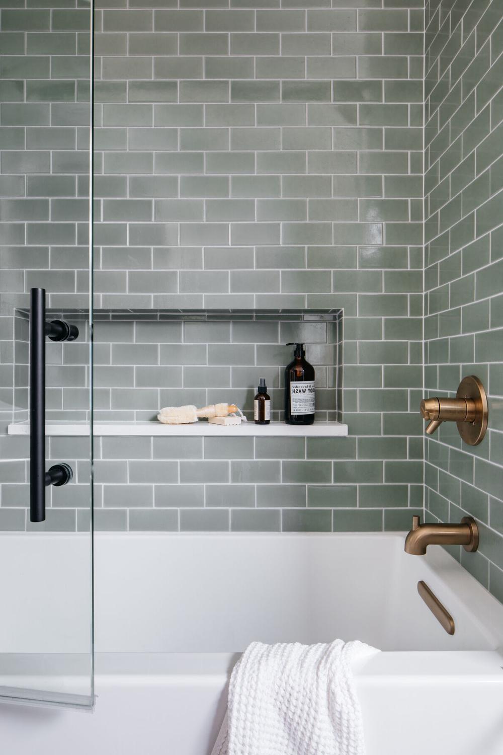 Baño acogedor con azulejos verdes