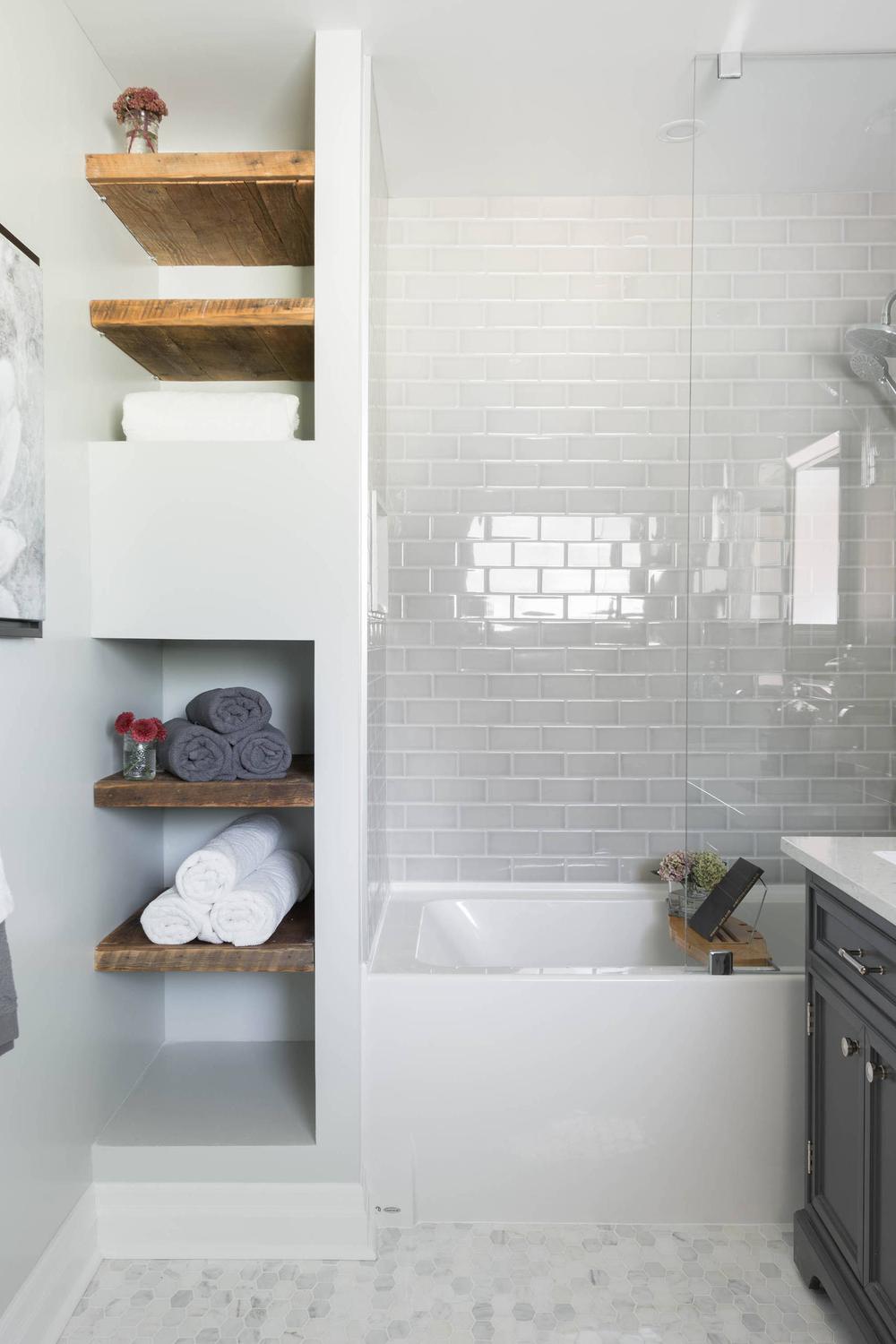 Baño contemporáneo con estilo y almacenamiento