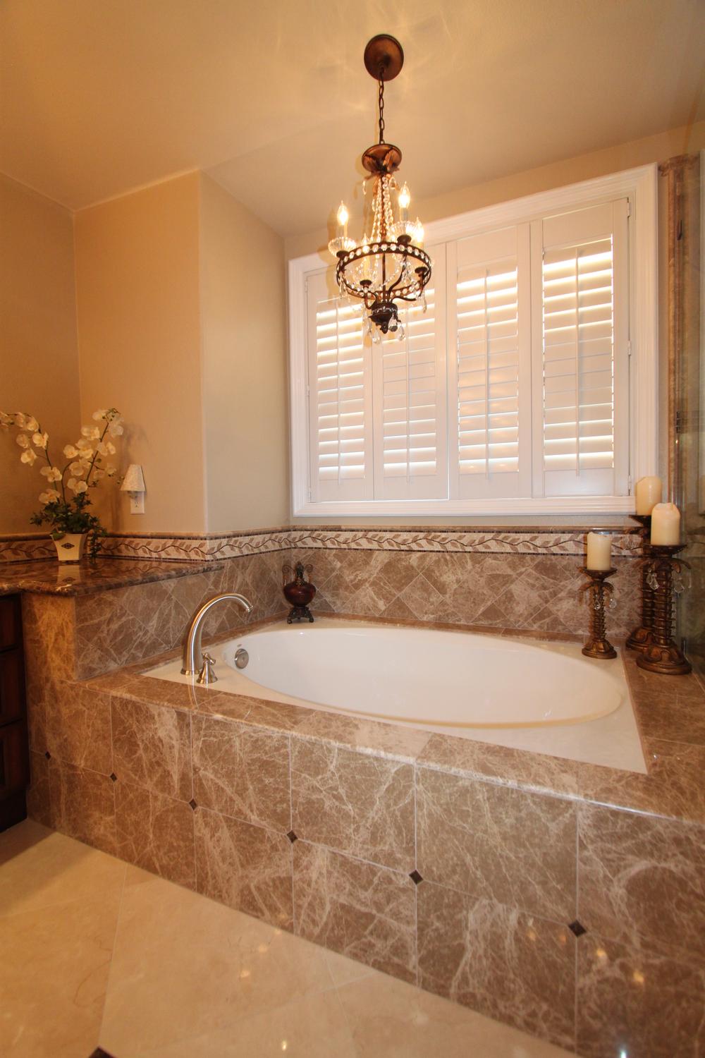 Baño lujoso con mármol